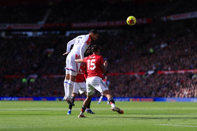 Fußball Premier League Manchester United gegen Crystal Palace 1. März 2026 Premier League Manchester United gegen Crystal Palace Maxence Lacroix von Crystal Palace erzielt das erste Tor Foto Simon Stacpoole Abseits Manchester UK  Copyright: xSimonxStacpoolexOffside