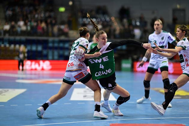 Handball I Women I Season 2025 2026 I 1 HBF I 19 Matchday I VfL Oldenburg FRISCH AUF Göppingen I 01 03 2026 Haruno Sasaki 32, FRISCH AUF Göppingen holds Toni Luisa Reinemann 4, VfL Oldenburg Oldenburg EWE Arena Niedersachsen Germany Copyright: xLobeca FelixxSchlikisx