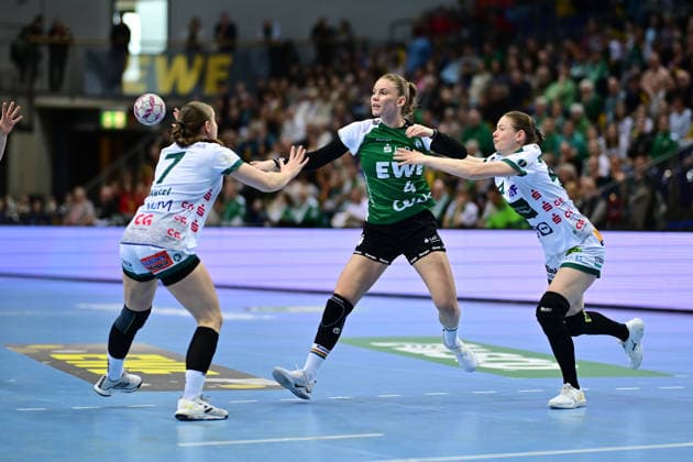 Handball I Women I Season 2025 2026 I 1 HBF I 19 Matchday I VfL Oldenburg FRISCH AUF Göppingen I 01 03 2026 Lea Watzl 7, FRISCH AUF Göppingen Toni Luisa Reinemann 4, VfL Oldenburg Luisa Scherer 24, FRISCH AUF Göppingen Oldenburg EWE Arena Niedersachsen Germany Copyright: xLobeca FelixxSchlikisx