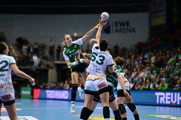 Handball I Women I Season 2025 2026 I 1 HBF I 19 Matchday I VfL Oldenburg FRISCH AUF Göppingen I 01 03 2026 Lisa Borutta 2, VfL Oldenburg throws Stephanie Elies 63, FRISCH AUF Göppingen cant stop it Oldenburg EWE Arena Niedersachsen Germany Copyright: xLobeca FelixxSchlikisx