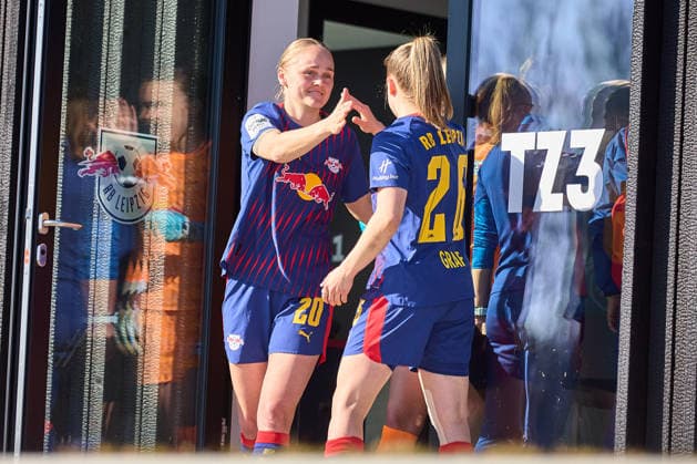 01 03 2026, GER, Womens soccer, Test match, 2025 2026, RB Leipzig FC Ingolstadt Victoria Krug 20, RB Leipzig, left , Luca Graf 26, RB Leipzig , high-five before the run-in Leipzig training center of the Red Bull Saxony Germany