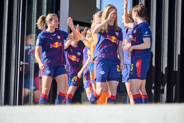01 03 2026, GER, womens soccer, test match, 2025 2026, RB Leipzig FC Ingolstadt team RB Leipzig, high-five before the run-in Leipzig training center of the Red Bull Saxony Germany