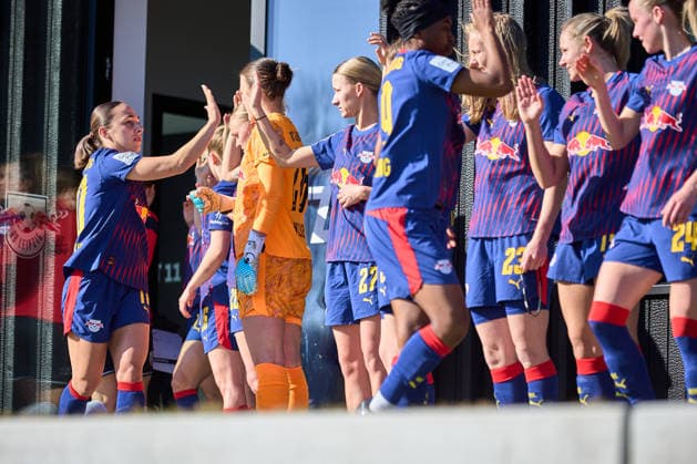 01 03 2026, GER, womens soccer, test match, 2025 2026, RB Leipzig FC Ingolstadt team, RB Leipzig, high-five before the run-in Leipzig training center of the Red Bull Saxony Germany