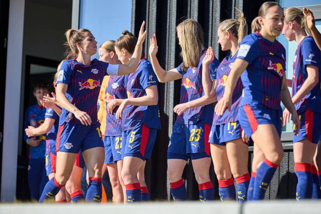 01 03 2026, GER, womens soccer, test match, 2025 2026, RB Leipzig FC Ingolstadt team, RB Leipzig, clapping before the run-in Leipzig training center of the Red Bull Saxony Germany