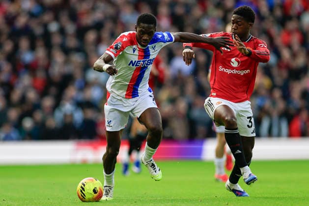 Manchester United, ManU v Crystal Palace, Premier League Ismaila Sarr (7) of Crystal Palace holds off Kobbie Mainoo (37) of Manchester United during the Premier League match between Manchester United and Crystal Palace at Old Trafford, Manchester, UK on 1 March 2026. Manchester Old Trafford Greater Manchester UK Editorial use only DataCo restrictions apply See www.football-dataco.com , Copyright: xConorxMolloyx PSI-23823-0041