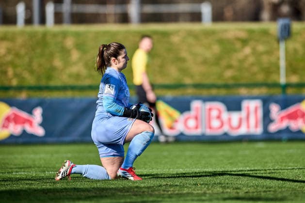 01 03 2026, GER, Womens soccer, Test match, 2025 2026, RB Leipzig FC Ingolstadt Franziska Maier 1, FC Ingolstadt , kneels, has held ball Leipzig training center of the Red Bull Saxony Germany