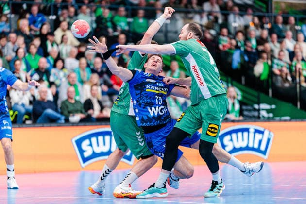 f l Ian Weber GWD Minden, 13 , Simone Mengon TVB Stuttgart, 15 , Alexander Weck GWD Minden, 73 GER, GWD Minden vs TVB Stuttgart, Handball, 1 Bundesliga, Matchday 23, Season 2025 2026, 01 03 2026 GER, GWD Minden vs TVB Stuttgart, Handball, 1 Bundesliga, Matchday 23, Season 2025 2026, 01 03 2026 Minden Copyright: xEibner-Pressefoto JanxRollingerx EP_JSK