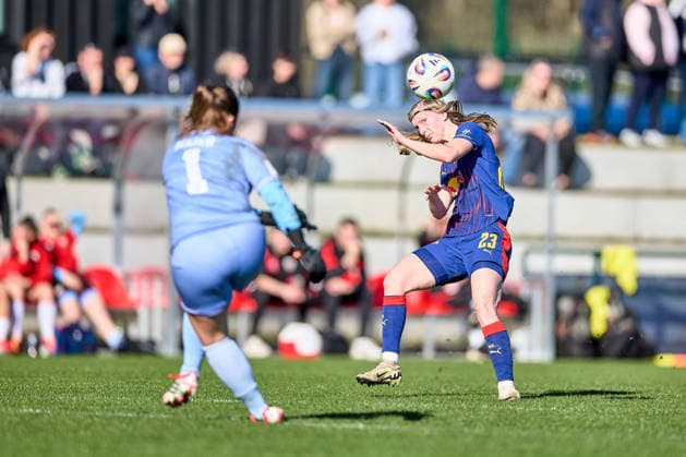 01 03 2026, GER, womens soccer, test match, 2025 2026, RB Leipzig FC Ingolstadt Kyra Spitzner 23, RB Leipzig , action, with ball, ducks under sharply shot ball Leipzig training center of the Red Bull Saxony Germany