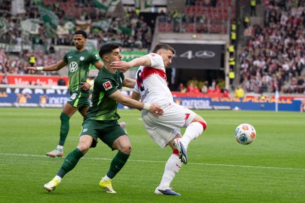 v li Konstantinos Koulierakis VfL Wolfsburg, 04 , Ermedin Demirovic VfB Stuttgart, 09 GER, VfB Stuttgart vs VfL Wolfsburg, Football, Men, 1 Bundesliga, 24 Matchday, Season 2025 2026, 01 03 2026, DFL DFB REGULATES PROHIBIT ANY USE OF PHOTOGRAPHS AS IMAGE SEQUENCES AND OR QUASI VIDEO, GER, VfB Stuttgart vs VfL Wolfsburg, Football, Men, 1 Bundesliga, 24 Matchday, Season 2025 2026, 01 03 2026 Stuttgart Copyright: xEibner-Pressefoto WolfgangxFrankx EP_WFK