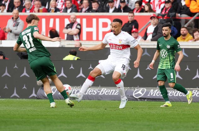 01 03 2026, Germany, Stuttgart, Soccer Bundesliga, Matchday 20, VfB Stuttgart vs VfL Wolfsburg, v l Pharell Hensel VfL , Jamie Leweling VfB