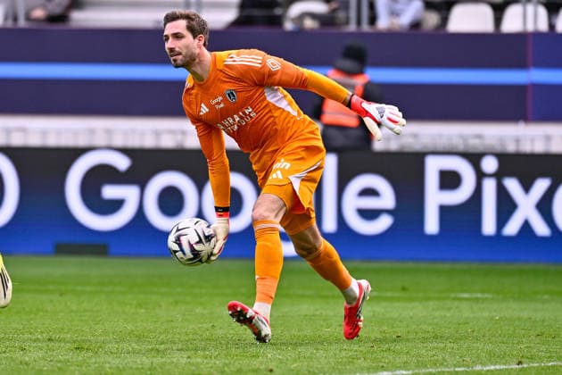 FOOTBALL : Paris FC vs Nice - Ligue 1 - 01 03 2026 Kevin Trapp ( 35 - PFC ) during the Ligue 1 match between Paris FC and OGC Nice at Stade Jean Bouin on March 01, 2026 in Paris, France. ( Photo by Federico Pestellini PsnewZ ) - ParisFrance  Copyright: xFedericoxPestelinix