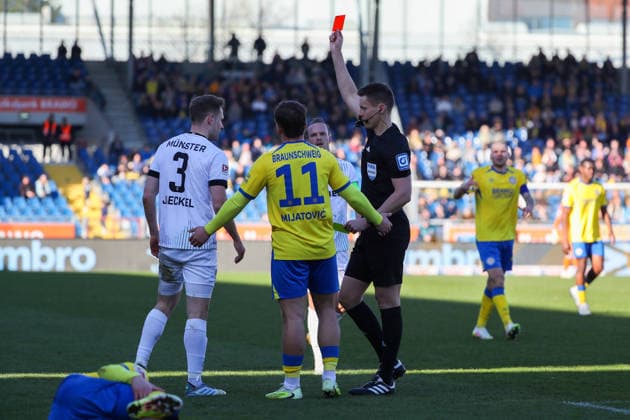 Braunschweig vs Münster, 2 BL Braunschweig, 01 03 2026, Football, Men, 2 BL, Season 2025 2026, Eintracht Braunschweig vs SC Preußen Münster Referee shows Paul Jaeckel Münster the yellow red card DFL DFB REGULATIONS PROHIBIT ANY USE OF PHOTOGRAPHS as IMAGE SEQUENCES and or QUASI VIDEO Stadion an der Hamburger Straße Niedersachsen Germany