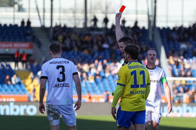 Braunschweig vs Münster, 2 BL Braunschweig, 01 03 2026, Football, Men, 2 BL, Season 2025 2026, Eintracht Braunschweig vs SC Preußen Münster Referee shows Paul Jaeckel Münster the yellow red card DFL DFB REGULATIONS PROHIBIT ANY USE OF PHOTOGRAPHS as IMAGE SEQUENCES and or QUASI VIDEO Stadion an der Hamburger Straße Niedersachsen Germany