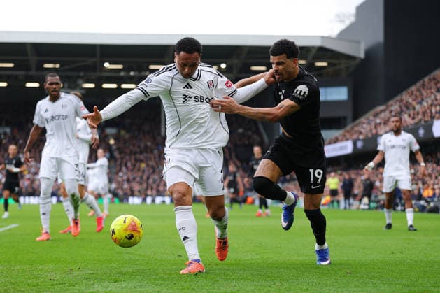 1st March 2026; Craven Cottage, Fulham, London, England; Premier League Football, Fulham versus Tottenham Hotspur; Dominic Solanke of Tottenham Hotspur under pressure from Kenny Tete of Fulham  JPxFletcher Content restricted for UK based newspaper