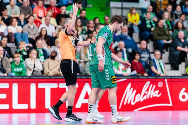 Ian Weber GWD Minden, 13 receives a 2-minute penalty from Robert Schulze Referee left GER, GWD Minden vs TVB Stuttgart, Handball, 1 Bundesliga, Matchday 23, Season 2025 2026, 01 03 2026 GER, GWD Minden vs TVB Stuttgart, Handball, 1 Bundesliga, Matchday 23, Season 2025 2026, 01 03 2026 Minden Copyright: xEibner-Pressefoto JanxRollingerx EP_JSK
