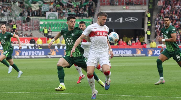 Stuttgart, Soccer Bundesliga, Matchday 20, VfB Stuttgart vs VfL Wolfsburg, from left Konstantinos koulierakis Wolfs Ermedin Demirovic VfB