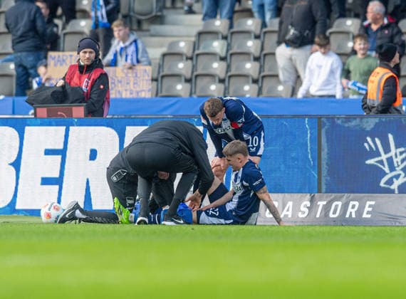Soccer, Men, Season 2025 2026, 2 Bundesliga 24 Matchday , Hertha BSC 1 FC Nürnberg, Marten Winkler Hertha BSC will be treated after the final whistle, 01 03 2026, Copyright: xSebastianxRäppold MatthiasxKochx