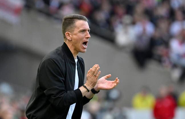 Coach Daniel Bauer VfL Wolfsburg on the sidelines Gesture Gesture Clapping hands in encouragement, applause VfB Stuttgart vs VfL Wolfsburg WOB 01 03 2026 DFL REGULATIONS PROHIBIT ANY USE OF PHOTOGRAPHS AS IMAGE SEQUENCES AND OR QUASI VIDEO VfB Stuttgart vs VfL Wolfsburg WOB