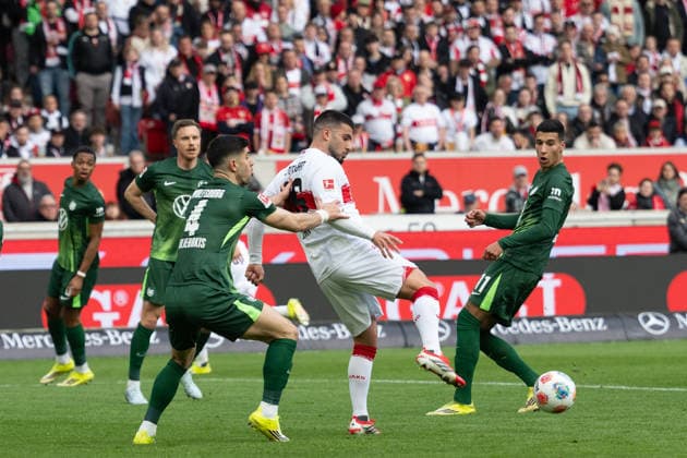 v li Konstantinos Koulierakis VfL Wolfsburg, 04 , Deniz Undav VfB Stuttgart 26 , Adam Daghim VfL Wolfsburg, 11 GER, VfB Stuttgart vs VfL Wolfsburg, Football, Men, 1 Bundesliga, 24 Matchday, Season 2025 2026, 01 03 2026, DFL DFB REGULATES PROHIBIT ANY USE OF PHOTOGRAPHS AS IMAGE SEQUENCES AND OR QUASI VIDEO, GER, VfB Stuttgart vs VfL Wolfsburg, Football, Men, 1 Bundesliga, 24 Matchday, Season 2025 2026, 01 03 2026 Stuttgart Copyright: xEibner-Pressefoto WolfgangxFrankx EP_WFK