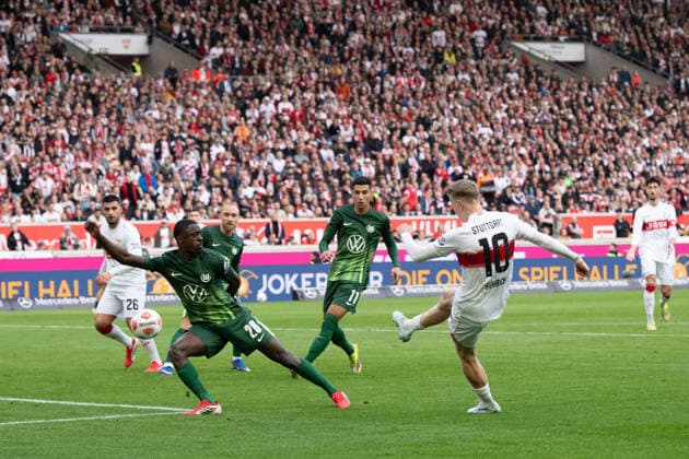 v li Sael Kumbedi VfL Wolfsburg, 26 , Chris Fuehrich VfB Stuttgart, 10 shot on goal, GER, VfB Stuttgart vs VfL Wolfsburg, Football, Men, 1 Bundesliga, 24 Matchday, Season 2025 2026, 01 03 2026, DFL DFB REGULATES PROHIBIT ANY USE OF PHOTOGRAPHS AS IMAGE SEQUENCES AND OR QUASI VIDEO, GER, VfB Stuttgart vs VfL Wolfsburg, Football, Men, 1 Bundesliga, 24 Matchday, Season 2025 2026, 01 03 2026 Stuttgart Copyright: xEibner-Pressefoto WolfgangxFrankx EP_WFK