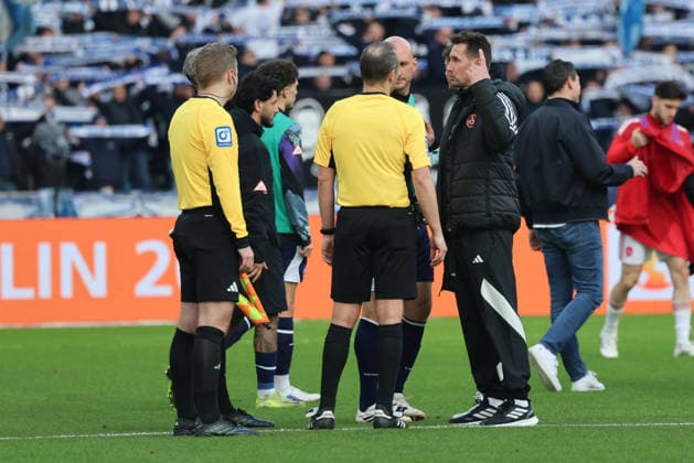 BERLIN, GERMANY - MARCH 1: Trainer Coach Miroslav Klose discusses with Schiedsrichter Referee Patrick Ittrich, during the Bundesliga match between Hertha BSC - 1. FC Nürnberg at Olympiastadion on matchday 24 of the 2. Bundesliga on March 1, 2026 in Berlin, Germany. DFL REGULATIONS PROHIBIT ANY USE OF PHOTOGRAPHS AS IMAGE SEQUENCES AND OR QUASI-VIDEO. Berlin Germany Copyright: xO.Frankex