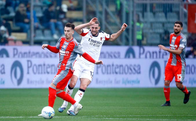 CREMONA, ITALY - MARCH 1: Jari Vandeputte of US Cremonese competes for the ball with Adrien Rabiot of AC Milan ,during the Serie A match between US Cremonese and AC Milan at Stadio Giovanni Zini on March 1, 2026 in Cremona, Italy. (Photo by ) SPO 