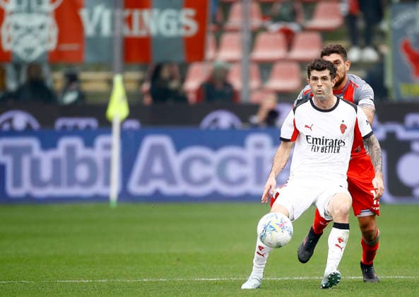 CREMONA, ITALY - MARCH 1: Christian Pulisic of AC Milan competes for the ball with Matteo Bianchetti of US Cremonese ,during the Serie A match between US Cremonese and AC Milan at Stadio Giovanni Zini on March 1, 2026 in Cremona, Italy. (Photo by ) SPO 