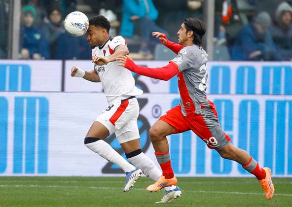 CREMONA, ITALY - MARCH 1: Christopher Nkumku of AC Milan competes for the ball with Youssef Maleh of US Cremonese ,during the Serie A match between US Cremonese and AC Milan at Stadio Giovanni Zini on March 1, 2026 in Cremona, Italy. (Photo by ) SPO 