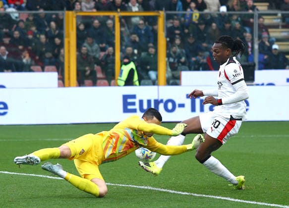 CREMONA, ITALY - MARCH 1: Rafael Leao of AC Milan competes for the ball with Emil Audero of US Cremonese ,during the Serie A match between US Cremonese and AC Milan at Stadio Giovanni Zini on March 1, 2026 in Cremona, Italy. (Photo by ) SPO 