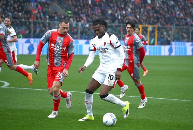 CREMONA, ITALY - MARCH 1: Rafael Leao of AC Milan competes for the ball with Filippo Terracciano of US Cremonese ,during the Serie A match between US Cremonese and AC Milan at Stadio Giovanni Zini on March 1, 2026 in Cremona, Italy. (Photo by ) SPO 