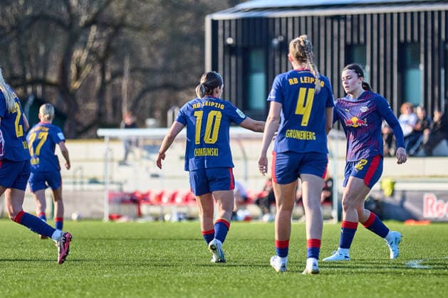 01 03 2026, GER, Womens soccer, Test match, 2025 2026, RB Leipzig FC Ingolstadt Gina Chmielinski 10, RB Leipzig , high-five after 2 1 Leipzig training center of the Red Bull Saxony Germany