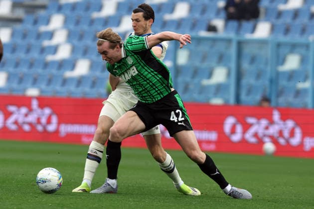 Sassuolo s Kristian Thorstvedt fight for the ball with Atalanta™s Marten De Roon during the Serie A soccer match between Sassuolo and Atalanta at the Mapei Stadium Citta™ del Tricolore in Reggio Emilia - sunday , March 1, 2026. - Soccer .  Copyright: xGiannixSantandrea LaPressex