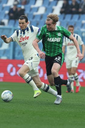 Sassuolo s Kristian Thorstvedt fight for the ball with Atalanta™s Marten De Roon during the Serie A soccer match between Sassuolo and Atalanta at the Mapei Stadium Citta™ del Tricolore in Reggio Emilia - sunday , March 1, 2026. - Soccer .  Copyright: xGiannixSantandrea LaPressex