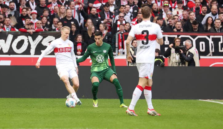 01 03 2026, Germany, Stuttgart, Soccer Bundesliga, Matchday 20, VfB Stuttgart vs VfL Wolfsburg, f l Chris Führich VfB , Adam Daghim VfL