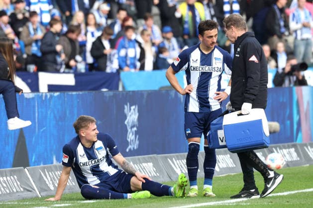 DEU, DFL, 2 FBL, Hertha BSC vs 1 FC Nuernberg, 01 03 2026, Berliner Olympiastadion, Berlin, DEU, DFL, 2 FBL, Hertha BSC vs 1 FC Nuernberg, in the picture Marten Winkler Hertha BSC Berlin 22 injured, Michal Karbownik Hertha BSC Berlin 33 DFL regulations prohibit any use of Photographs as image sequences and or quasi video nordphotoxGmbHx xEngler nph00076