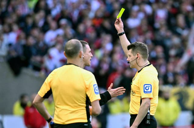 Referee Referee Patrick Ittrich shows coach Coach Daniel Bauer VfL Wolfsburg yellow card yellow warning VfB Stuttgart vs VfL Wolfsburg WOB 01 03 2026 DFL REGULATIONS PROHIBIT ANY USE OF PHOTOGRAPHS AS IMAGE SEQUENCES AND OR QUASI VIDEO VfB Stuttgart vs VfL Wolfsburg WOB