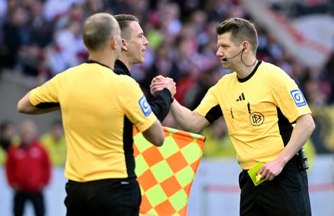 Referee Referee Patrick Ittrich shows coach Daniel Bauer VfL Wolfsburg yellow card yellow warning and then shakes his hand gesture gesture VfB Stuttgart vs VfL Wolfsburg WOB 01 03 2026 DFL REGULATIONS PROHIBIT ANY USE OF PHOTOGRAPHS AS IMAGE SEQUENCES AND OR QUASI VIDEO VfB Stuttgart vs VfL Wolfsburg WOB