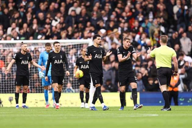 Fulham gegen Tottenham Hotspur 01. März 2026, London Premier League Fußball Fulham gegen Tottenham Hotspur Micky van de Ven von Tottenham Hotspur und Dominic Solanke von Tottenham Hotspur beschweren sich bei Schiedsrichter Tom Bramall nach einem Gegentreffer Foto Jacques Feeney Abseits London UK  Copyright: xJacquesxFeeneyx xOffsidexOffside