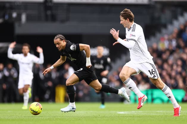 Fulham gegen Tottenham Hotspur 01 März 2026, London Premier League Fußball Fulham gegen Tottenham Hotspur Xavi Simons von Tottenham Hotspur und Sander Berge von Fulham Foto Jacques Feeney Abseits London UK  Copyright: xJacquesxFeeneyx xOffsidexOffside