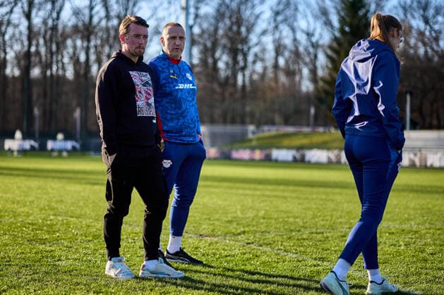 01 03 2026, GER, womens soccer, test match, 2025 2026, RB Leipzig FC Ingolstadt Jonas Stephan head coach, RB Leipzig, left, after the final whistle Leipzig training center of the Red Bull Saxony Germany