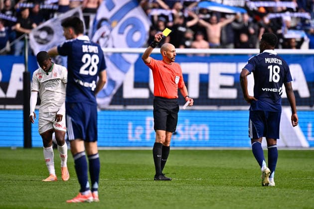 FOOTBALL : Paris FC vs Nice - Ligue 1 - 01 03 2026 Hakim BEN EL HADJ ( referee ) shows a yellow card to Thibault De Smet ( 28 - PFC ) during the Ligue 1 match between Paris FC and OGC Nice at Stade Jean Bouin on March 01, 2026 in Paris, France. ( Photo by Federico Pestellini PsnewZ ) - ParisFrance  Copyright: xFedericoxPestelinix