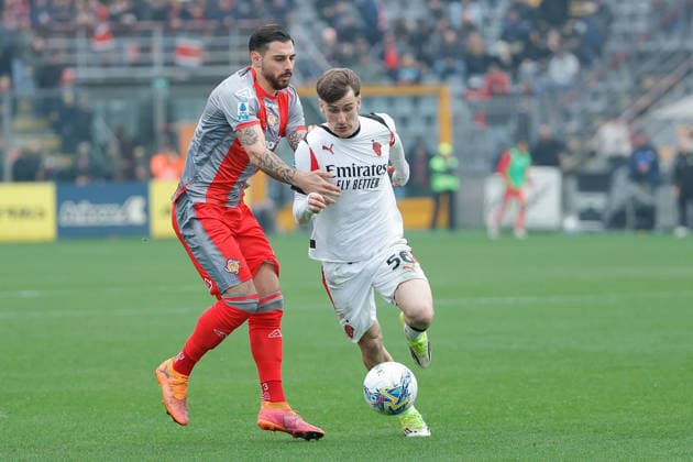 Alexis Saelemaekers of AC Milan under pressure from Giuseppe Pezzella of US Cremonese during the match of 6th day of the Serie A Championship between US Cremonese vs AC Milan at the Giovanni Zini Stadium on 1 March 2026 in Cremona, CR.  Copyright: xEmanuelexPennacchio IPAxSportx xipa-agency.netx xx IPA_72215946 IPA_Agency_IPA72215946