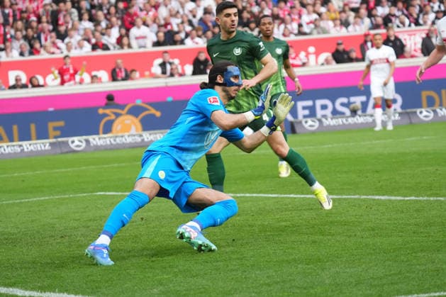 Bundesliga, Matchday 24, Season 2025 26, VfB Stuttgart VfL Wolfsburg Kamil Grabara VfL Wolfsburg klaert VfB Stuttgart VfL Wolfsburg Bundesliga, Matchday 24, Season 2025 26, VfB Stuttgart VfL Wolfsburg Germany, Stuttgart, MHP Arena, 01 03 2026 DFL DFB REGULATIONS PROHIBIT ANY USE OF PHOTOGRAPHS AS IAMGE SEQUENCES AND OR QUASI VIDEO SP_GHR