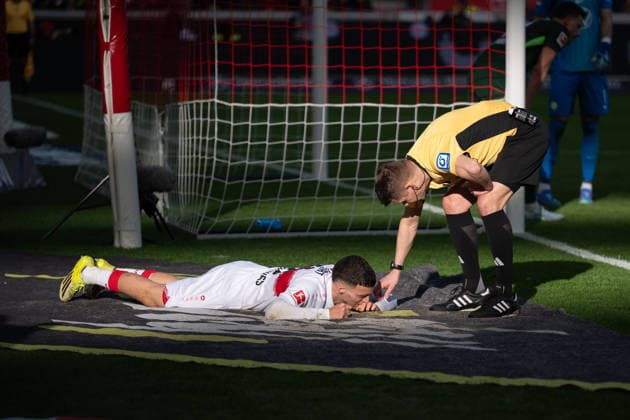 Bilal El Khannouss VfB Stuttgart, 11 verletzt am boden re Schiedsrichter Patrick Ittrich, GER, VfB Stuttgart vs VfL Wolfsburg, Fußball, Herren, 1 Bundesliga, 24 Spieltag, Spielzeit 2025 2026, 01 03 2026, DFL DFB REGULATES PROHIBIT ANY USE OF PHOTOGRAPHS AS IMAGE SEQUENCES AND OR QUASI VIDEO, GER, VfB Stuttgart vs VfL Wolfsburg, Football, Men, 1 Bundesliga, 24 Matchday, Match Season 2025 2026, 01 03 2026 Stuttgart Copyright: xEibner-Pressefoto WolfgangxFrankx EP_WFK