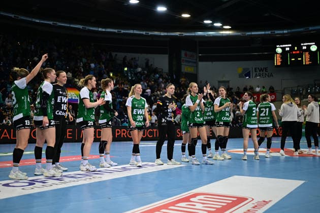 Handball I Women I Season 2025 2026 I 1 HBF I 19 Matchday I VfL Oldenburg FRISCH AUF Göppingen I 01 03 2026 Thanking the fans VfL Oldenburg Women after the match Oldenburg EWE Arena Niedersachsen Germany Copyright: xLobeca FelixxSchlikisx
