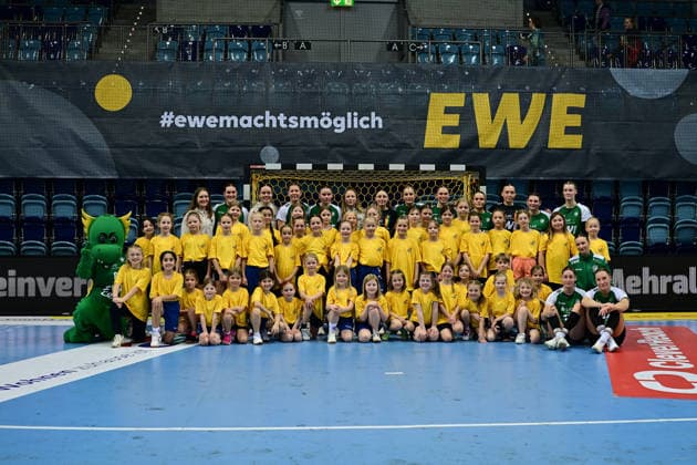 Handball I Women I Season 2025 2026 I 1 HBF I 19 Matchday I VfL Oldenburg FRISCH AUF Göppingen I 01 03 2026 Photo with the run-in children and VfL Oldenburg Women Oldenburg EWE Arena Lower Saxony Germany Copyright: xLobeca FelixxSchlikisx