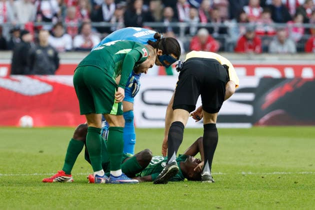 Saël Kumbedi, Sael VfL Wolfsburg, 26 injured on the ground , Germany, Football, 1 Bundesliga, 24 Matchday, 2025 2026, VfB Stuttgart vs VfL Wolfsburg, 01 03 2026, Stuttgart MHP Arena Germany Copyright: xGrantxHubbsx