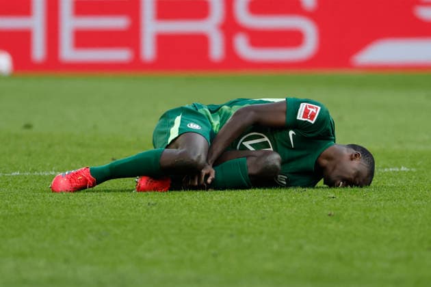 Saël Kumbedi, Sael VfL Wolfsburg, 26 injured on the ground , Germany, Football, 1 Bundesliga, 24 Matchday, 2025 2026, VfB Stuttgart vs VfL Wolfsburg, 01 03 2026, Stuttgart MHP Arena Germany Copyright: xGrantxHubbsx