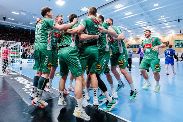 The GWD Minden team celebrates after a 32 32 draw GER, GWD Minden vs TVB Stuttgart, Handball, 1 Bundesliga, Matchday 23, Season 2025 2026, 01 03 2026 GER, GWD Minden vs TVB Stuttgart, Handball, 1 Bundesliga, Matchday 23, Season 2025 2026, 01 03 2026 Minden Copyright: xEibner-Pressefoto JanxRollingerx EP_JSK