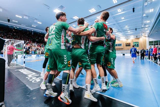 The GWD Minden team celebrates after a 32 32 draw GER, GWD Minden vs TVB Stuttgart, Handball, 1 Bundesliga, Matchday 23, Season 2025 2026, 01 03 2026 GER, GWD Minden vs TVB Stuttgart, Handball, 1 Bundesliga, Matchday 23, Season 2025 2026, 01 03 2026 Minden Copyright: xEibner-Pressefoto JanxRollingerx EP_JSK
